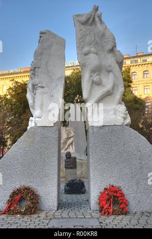 Wien, Alfred Hrdlicka, Mahnmal gegen Krieg und Naturwissenschaft, Albertinaplatz - Wien, Alfred Hrdlicka, Mahnmal gegen Krieg und Faschismus, Albertinaplatz Stockfoto