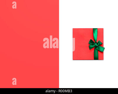 Box Geschenk Weihnachten Dekor Ansicht von Oben drei Elegante rote Geschenkboxen mit hellen grünen Bändern auf weißem Hintergrund Foto mockup mit Platz für Text Stockfoto