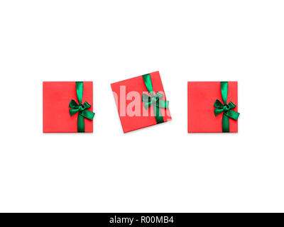Geschenkboxen Weihnachten Dekor Ansicht von Oben drei Elegante rote Geschenkboxen mit hellen grünen Bändern auf weißem Hintergrund Foto mockup mit Platz für Text Stockfoto