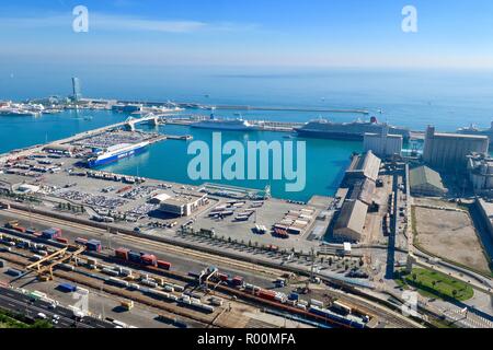 Barcelona, Spanien, Oktober 2018. Der Hafen von Barcelona aus Burg/Castell Mont Juic gesehen an einem heißen sonnigen Nachmittag. Stockfoto