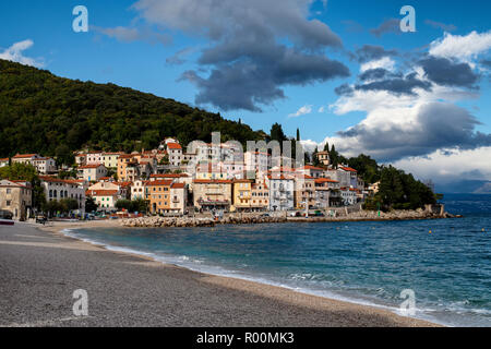 Das ehemalige Fischerdorf Mošćenička Draga, das ist heute ein Ferienort mit zwei Stränden, kleinen Yachthafen und Wanderwege in Kroatien Stockfoto