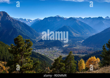 Die Aussicht von der Höhe eines kleinen Dorfes von Bergspitzen umgeben. Dorf Arkhyz, Karachay-Cherkessia, Russland Stockfoto