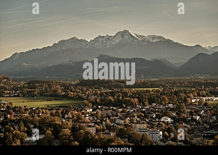 Schönen Sonnenuntergang Wald Bergblick von der Festung Hohensalzburg schloss Festung in Salzburg, Österreich, Europa. Stockfoto