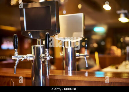 Das System der Abfüllung von Bier auf dem Tisch des Kunden in der Brauerei. Stockfoto