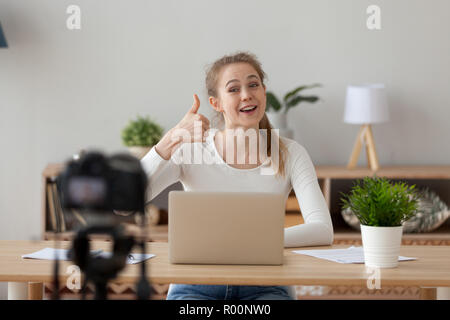 Glückliche Frau blogger Aufnahme video Daumen hoch Stockfoto