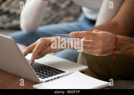 Nahaufnahme männliche Hand Kauf Zahlung mit Kreditkarte Stockfoto