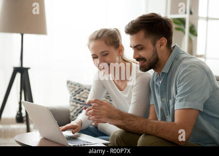 Glückliches Paar Einkauf online mit Kreditkarte Stockfoto