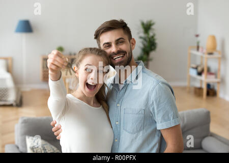 Verliebtes Paar steht im Wohnzimmer am neuen Haus Stockfoto