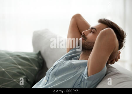 Seitenansicht close up Mann zu Hause entspannen Stockfoto