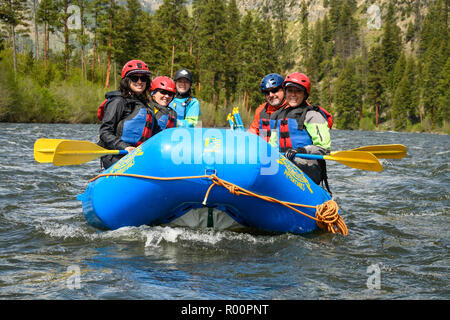 Wildwasser Rafting auf dem Middle Fork Salmon River, Idaho mit weitem Abenteuer. Stockfoto