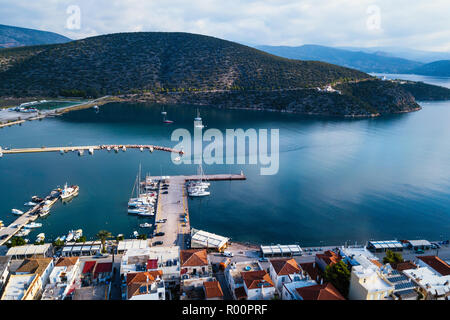 Luftaufnahme von Ermioni Meer Marina in der Ägäis, Griechenland. Stockfoto