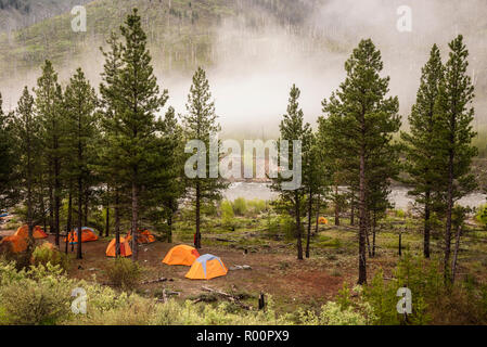 Campingplatz am Middle Fork Salmon River in Idaho mit Ausstatter Far and Away Adventures. Stockfoto
