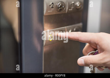 Drücken Sie die ALARM-Taste, um in den Fahrstuhl Stockfoto
