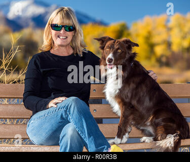 Informelle Outdoor Portrait von Frau mit ihrem Border Collie Hund in einem Park, in der Nähe von Salida, Colorado, USA Stockfoto