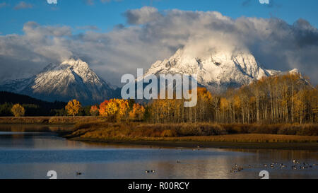 Mount Moran und die Teton Bergkette von Oxbow Bend auf dem Snake River im Grand Teton National Park, Wyoming. Stockfoto