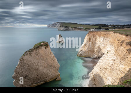 Blick auf die Kreidefelsen im Süßwasser, Isle of Wight mit Tennyson Down verschwinden in der Ferne Stockfoto