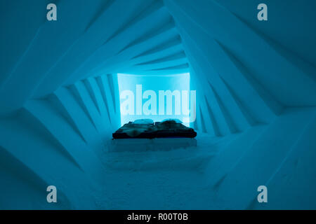 Die berühmte Ice Hotel () Jukkasjärvi bei Kiruna in Schweden. Ein Beispiel für eine der einzigartigen Hotel Zimmer. Stockfoto