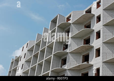 Gebäude während der Bauzeit auf dem Hintergrund des blauen Himmels Stockfoto