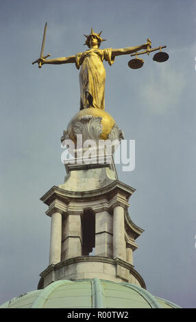 Eine Bronzestatue von Lady Gerechtigkeit auf der Oberseite des Zentralen Strafgerichtshof, Old Bailey. London, England, Großbritannien Stockfoto