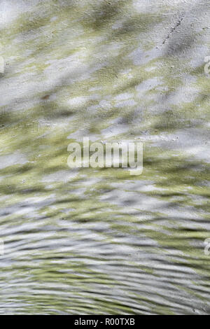 Eher abstrakte Bild von wasserwellen auf gekrümmten wider Betonoberfläche der Tunnel am Fluss entrahmt. B&W-Versionen verfügbar. Ripple Effect. Stockfoto