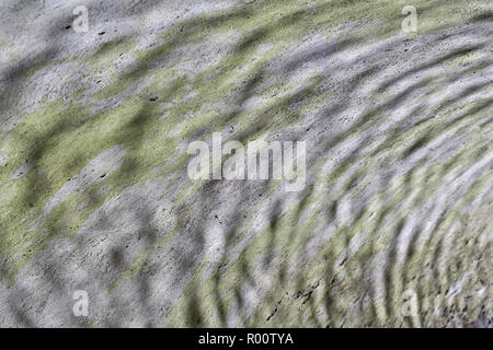 Eher abstrakte Bild von wasserwellen auf gekrümmten wider Betonoberfläche der Tunnel am Fluss entrahmt. B&W-Versionen verfügbar. Ripple Effect. Stockfoto