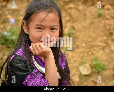 Junge Vietnamesische schwarzen H'mong Mädchen in traditionellen Trachten posiert für die Kamera. Stockfoto