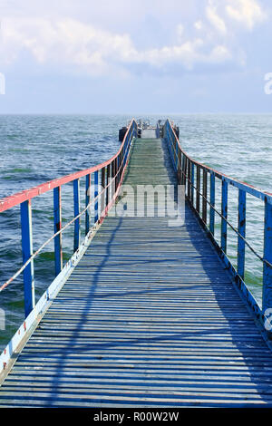 Alte hölzerne Meer Pier, geht weg Stockfoto