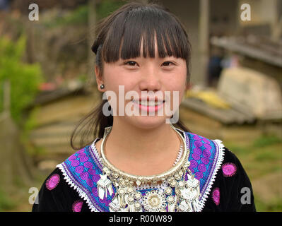 Vietnamesische H'Mong Jugendmädchen trägt traditionelle H'Mong Kleidung mit einem Tribal Silber Halskette. Stockfoto