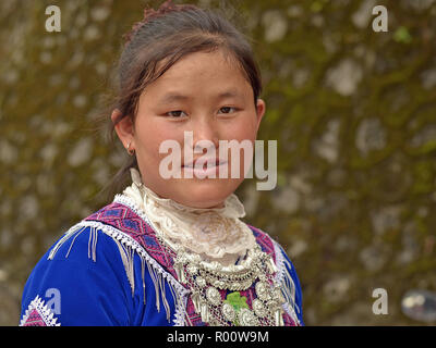 Junge vietnamesische H'Mong Bergvolk Minderheit Frau trägt Blau traditionelle H'Mong Kleidung mit einem massiven tribal Silber Halskette. Stockfoto