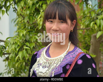 Vietnamesische H'Mong Jugendmädchen trägt traditionelle Ihres clan Sonntag am Besten während der wöchentlichen Markttag. Stockfoto