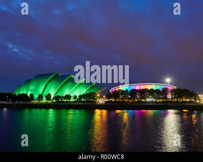 Sowohl die SSE Hydro und der SEC Armadillo beleuchtet, an der Schottischen Veranstaltung Campus in Glasgow, Schottland, auf einem Sommer Nacht. Stockfoto