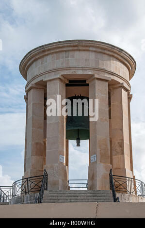 Um Malta - Siege Bell Memorial, Valletta, zum Gedenken an die zivilen und militärischen Todesfälle während WW2 Stockfoto