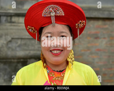 Reifen vietnamesische Frau trägt eine rote und gelbe traditionelle Taoistische Kostüm während der Bac Ha Tempelfest. Stockfoto