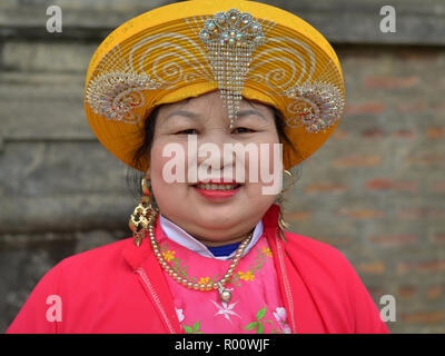 Ältere vietnamesische Frau trägt eine rote und gelbe traditionelle Taoistische Kostüm während der Bac Ha Tempelfest. Stockfoto