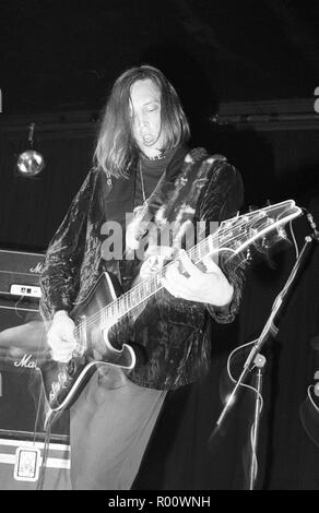 Nash Kato von der alternativen Rockband Urge Overkill, die am 12. April 1991 in The Venue, New Cross, London, auftrat. Stockfoto