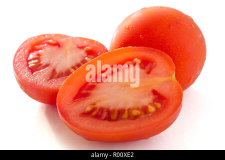 Red plum Tomaten in der Hälfte auf weiße Oberfläche Stockfoto