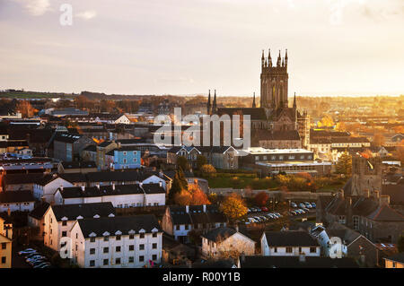 Kilkenny, Irland. Luftaufnahme von Schwarzen Abteikirche in Kilkenny, Irland am Abend bei Sonnenuntergang Stockfoto