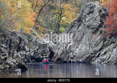 Ein paar Ausflüge zu den Soldat Sprung am Pass von Killiecrankie im Herbst in einem Kanu - Kajak Boot, Pertshire, Schottland Stockfoto