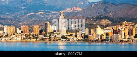 Benidorm, Costa Blanca - eine Küstenstadt und beliebter Ferienort in der Provinz von Alicante, Spanien. Blick auf die Skyline der Stadt, die von großen Hotels gebildet Stockfoto