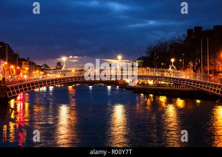 Dublin, Irland. Nacht Blick auf berühmte Ha Penny Bridge in Dublin, Irland Stockfoto