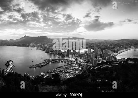 Luftaufnahme von Calpe, Costa Blanca bei Sonnenuntergang. Beliebter Ferienort in Spanien mit Mittelmeer und Las Salinas See, die Berge im Hintergrund. Stockfoto