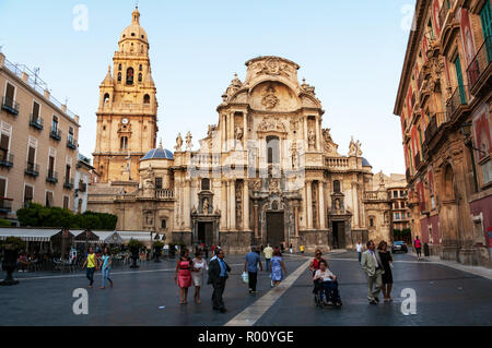 MURCIA, SPANIEN - 14. JUNI 2014: Hauptfassade der Kathedrale Kirche der Heiligen Maria in Murcia, Spanien. Die Menschen auf dem Platz vor dem Wahrzeichen Stockfoto