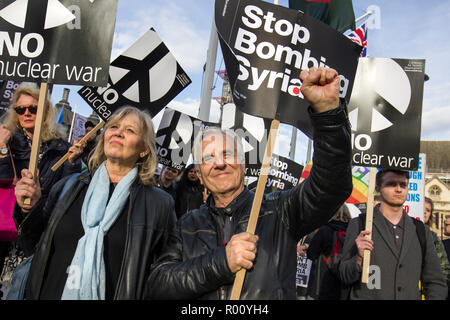 "Der Ansturm in den Krieg: den Leuten keine Bombe Syrien' Rally bei einem Protest durch die Stoppt den Krieg Koalition gegen Luftangriffe in Syrien organisiert. Parliament Square, Westminster, London, Großbritannien. 16. April 2018. Stockfoto