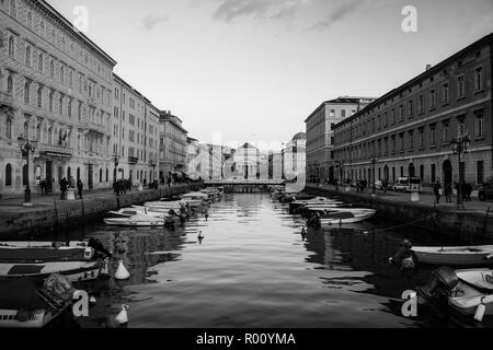 Triest, Italien. Kirche von St. Antonio, mit Kanal Grand am Abend in Triest - Hafenstadt in Italien. Sonnenuntergang Himmel mit Booten und beleuchtete buildin Stockfoto