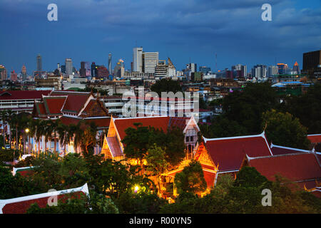 Bangkok, Thailand. Beleuchtete historische Häuser in der Innenstadt von Bangkok, Thailand. Hohen Wolkenkratzer an der Hintergrund in der Nacht mit blauem Himmel. Stockfoto