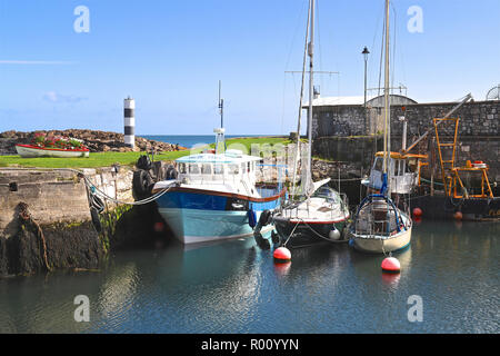 Boote in Gourock Harbour, County Antrim, Nordirland, Großbritannien liegen Stockfoto