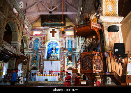 COCHIN, Indien - 11. MAI 2016: In einem Santa Cruz Basilika - Kathedrale in Fort Cochin des Bundesstaates Kerala, Indien. Schönen Altar mit Dekorationen aus Holz Stockfoto