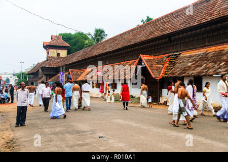 TRIVANDRUM, INDIEN - 15. MAI 2016: Lokale Leute, bekleidet mit weißen Gewändern der Sree Padmanabhaswamy Tempel während der Zeremonie am Abend. Berühmte landma Stockfoto