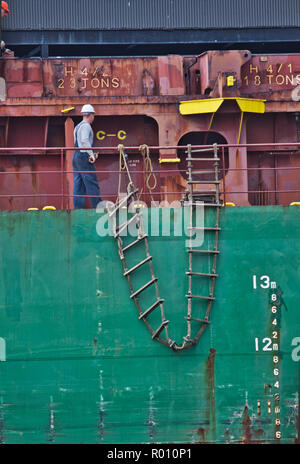 Arbeiter auf Containerschiffen und das Schiff Entwurf, der vertikale Abstand zwischen der Wasserlinie und der Unterseite des Rumpfes, Toronto, Ontario, Kanada Stockfoto