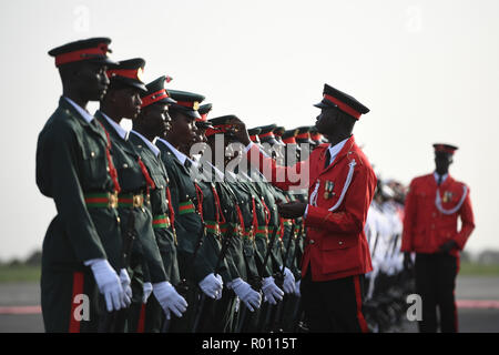 Militär für die Ankunft des Prinzen von Wales und die Herzogin von Cornwall in Banjul International Airport in Gambia vorbereiten, die am Beginn ihrer Reise nach Westafrika. Stockfoto